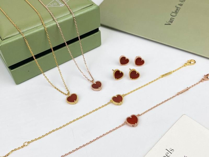 Van Cleef & Arpels suits 10yxq02